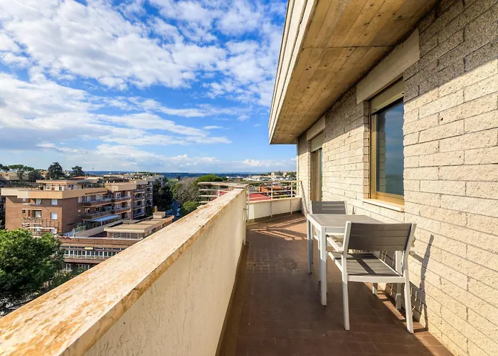Bright With A View, Pool And Parking Apartment