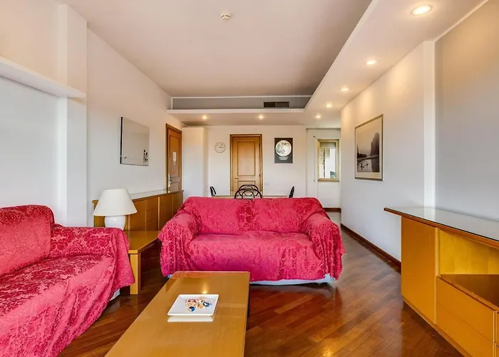 Apartment Bright With A View, Pool And Parking