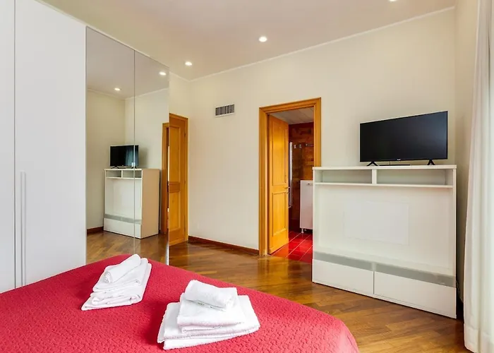 Bright With A View, Pool And Parking Apartment