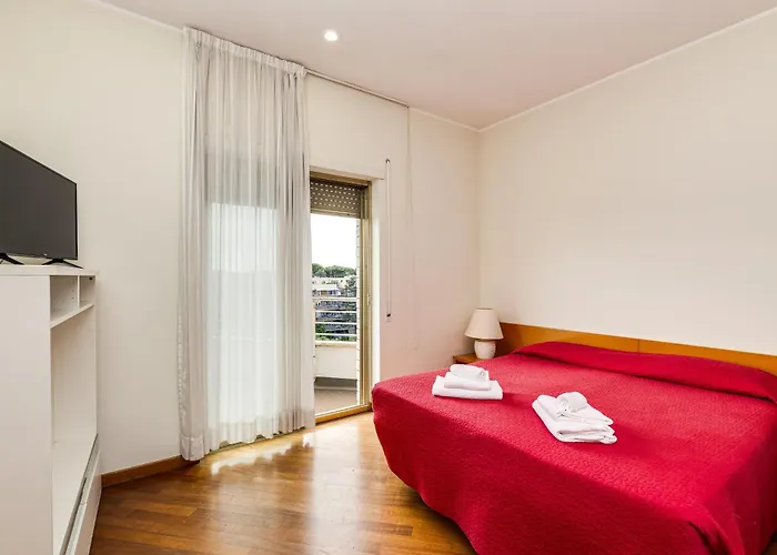 Apartment Bright With A View, Pool And Parking Rom