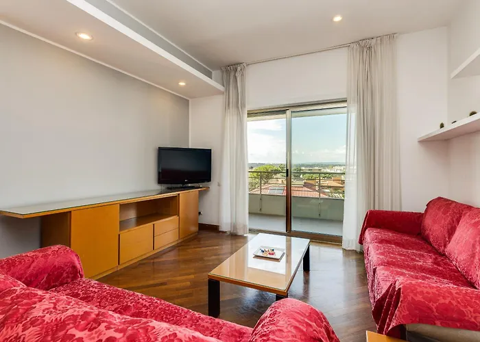 Bright With A View, Pool And Parking